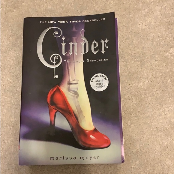 Bestselling Fiction Book- Cinder - Picture 1 of 3